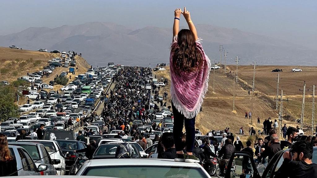 Une femme non dévoilée lors des manifestations du 26 octobre 2022 dans la province iranienne occidentale du Kurdistan (image d'illustration) [AFP - UGC]