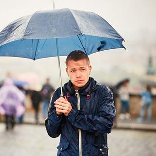 Homme dans les jours de pluie. [Depositphotos - ©Chalabala]