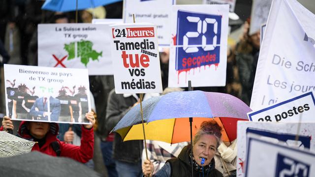 Des journalistes manifestant contre les licenciements prévus à Tamedia par TX Group, le 31 octobre 2023 à Lausanne. [Keystone - Laurent Gillieron]