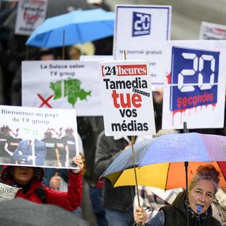 Des journalistes manifestant contre les licenciements prévus à Tamedia par TX Group, le 31 octobre 2023 à Lausanne. [Keystone - Laurent Gillieron]