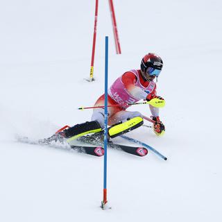 Le skieur suisse Loïc Meillard sur le slalom hommes de la Coupe du Monde de ski à Wengen. [EPA/Keystone - PETER KLAUNZER]
