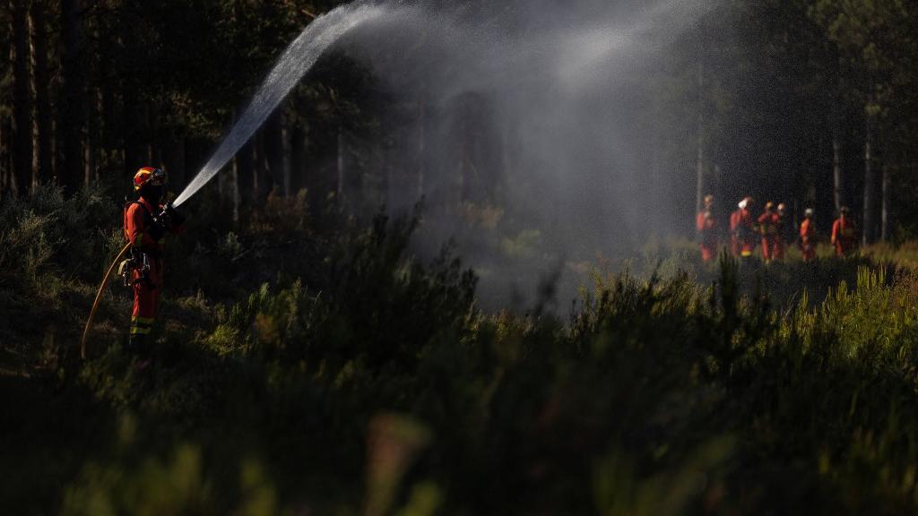 Des militaires espagnols participant à un exercice d'extinction d'incendie dans une forêt près du village de Branuelas. [afp - Pierre-Philippe Marcou]