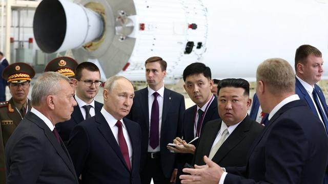 Le président russe Vladimir Poutine et le dirigeant nord-coréen Kim Jong Un se sont retrouvés au cosmodrome russe de Vostotchny. [Reuters - Sputnik/Artem Geodakyan]