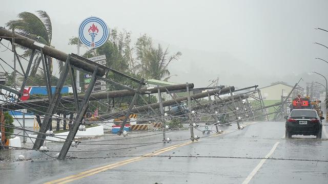 Le typhon Koinu a frôlé le sud de Taïwan jeudi, provoquant des pluies torrentielles et des vents records de plus de 340 km/h. [afp - Sean CHANG]
