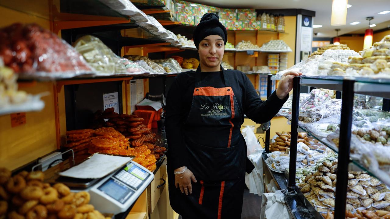 Dans une boulangerie de Paris, une jeune femme vend des pâtisseries préparées spécialement pour le repas de l'iftar en ce mois de ramadan. [AFP - Ameer Alhabi]