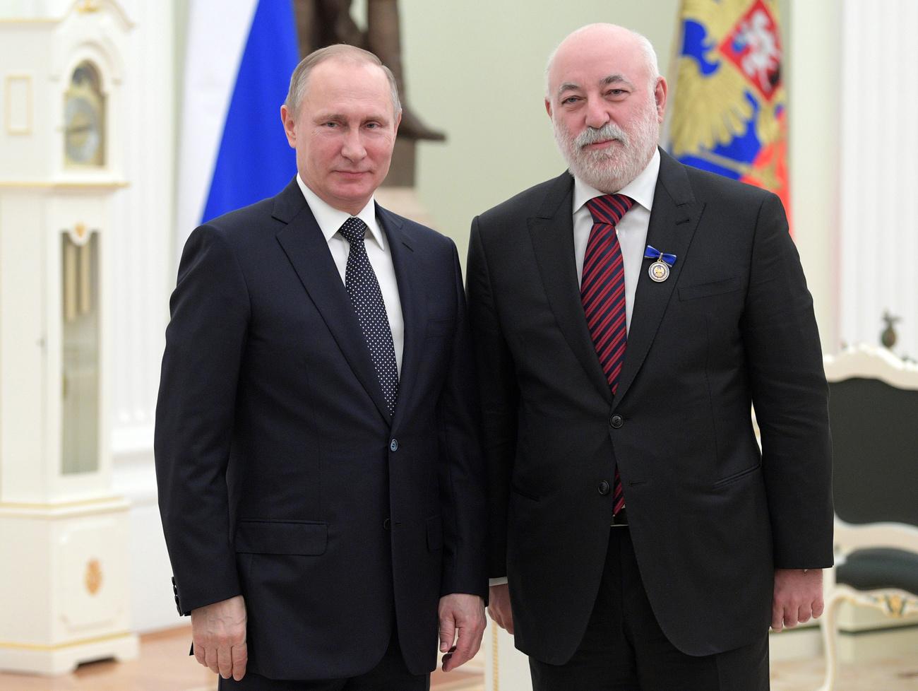 Viktor Vekselberg photographié au côté de Vladimir Poutine en 2017. [Keystone/AP - Alexei Druzhinin]