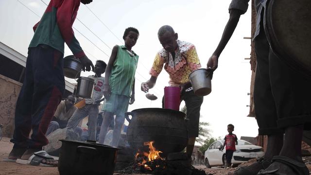 Soudan: les combats se poursuivent à Khartoum, les civils fuient le Darfour [Keystone - AP Photo]