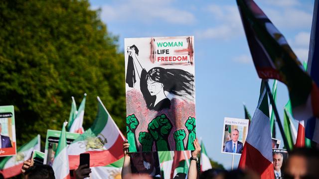 Manifestation à Berlin, une année après la mort de l'Iranienne Mahsa Amini. [Keystone - Annette Riedl]