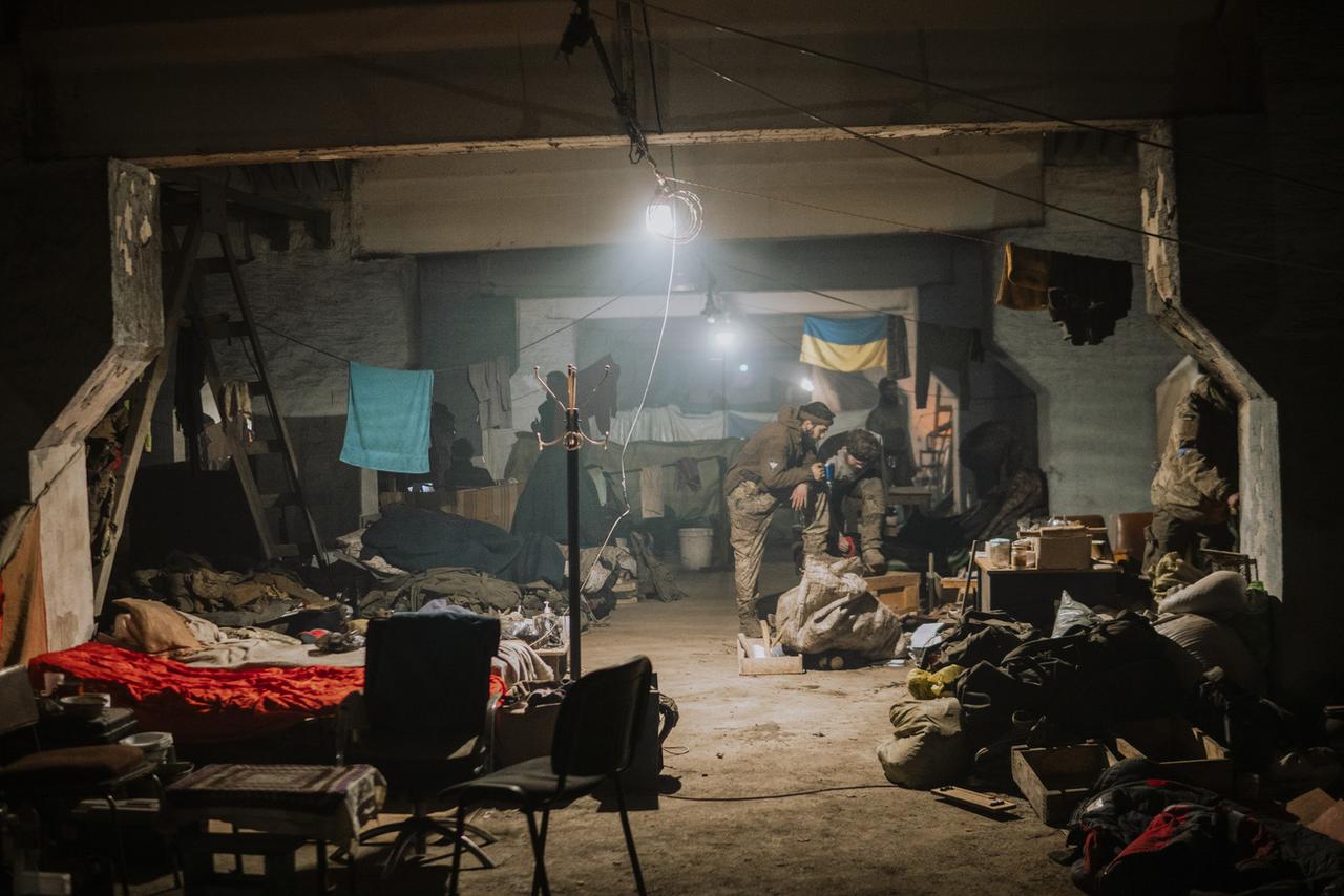 Des soldats ukrainiens dans leur abri de l'usine sidérurgique d'Azovstal, le 7 mai 2022. [Keystone - Dmytro Kozatski]