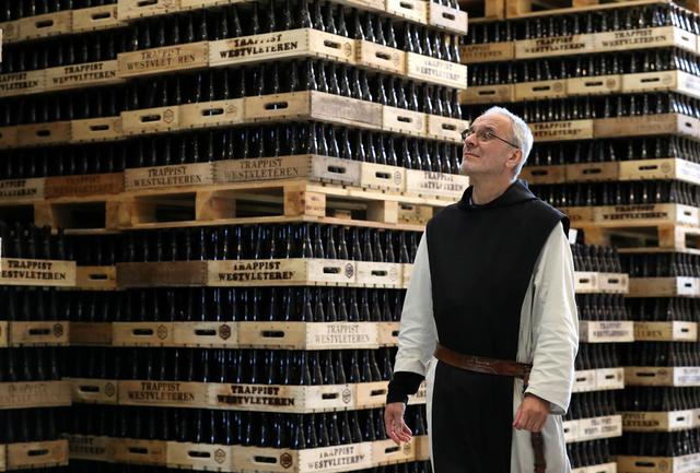 Moine trappiste de l'abbaye Sint-Sixtus à Westvleteren en juin 2019. [Reuters - Yves Herman]