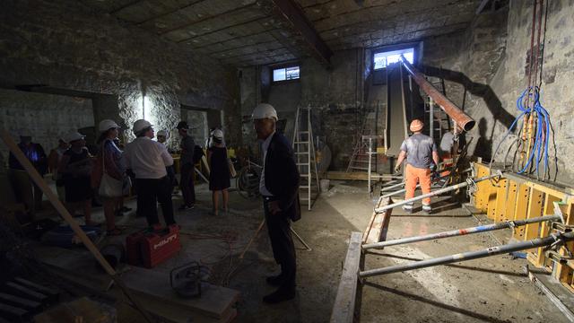 Des personnes visitent le chantier de la renovation du Grand Theatre de Geneve lors d'une visite de presse, ce jeudi 22 juin 2017 a Geneve. [Keystone - Martial Trezzini]