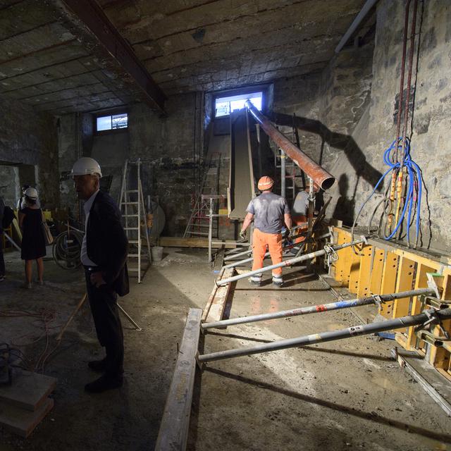 Des personnes visitent le chantier de la renovation du Grand Theatre de Geneve lors d'une visite de presse, ce jeudi 22 juin 2017 a Geneve. [Keystone - Martial Trezzini]