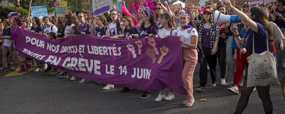 Une photo de la Grève nationale des femmes le 14 juin 2019 à Lausanne. [Keystone - Jean-Christophe Bott]