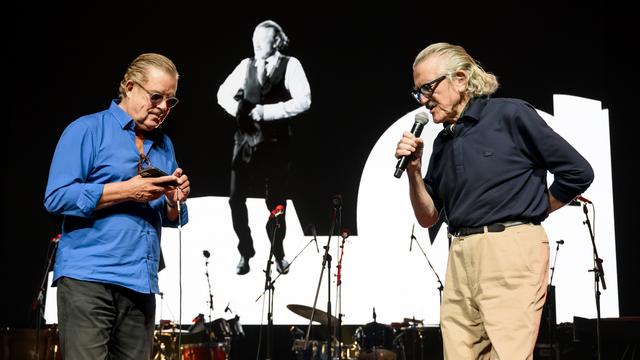 Boris Blank et Dieter Meier, les deux membres de Yello lors d'une répétition avant la cérémonie des Prix suisses de musique à Pully, le 16 septembre 2022. [Keystone - Jean-Christophe Bott]