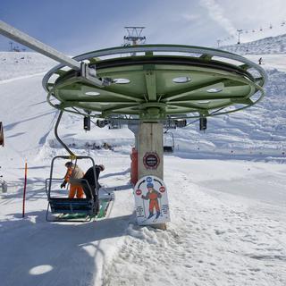 Enquête ouverte sur l’offre d’abonnements de ski à prix préférentiel pour les élus valaisans. [Keystone - Gaëtan Bally]