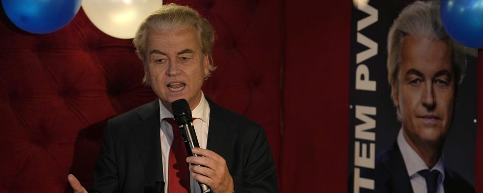 Geert Wilders, leader du Parti pour la liberté (PVV), réagit aux premiers résultats des élections générales à La Haye, aux Pays-Bas, le 22 novembre 2023. [Keystone - AP Photo/Peter Dejong]