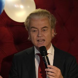 Geert Wilders, leader du Parti pour la liberté (PVV), réagit aux premiers résultats des élections générales à La Haye, aux Pays-Bas, le 22 novembre 2023. [Keystone - AP Photo/Peter Dejong]