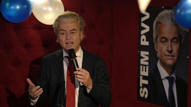 Geert Wilders, leader du Parti pour la liberté (PVV), réagit aux premiers résultats des élections générales à La Haye, aux Pays-Bas, le 22 novembre 2023. [Keystone - AP Photo/Peter Dejong]