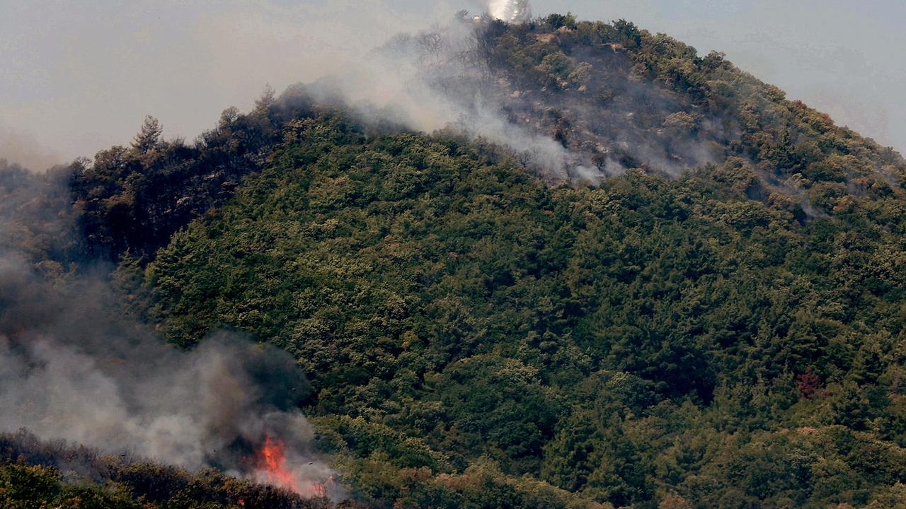 Les incendies continuent d'avancer dans le nord-est de la Grèce près de la ville portuaire d'Alexandroupolis. [Keystone - Alexandros Beltes]
