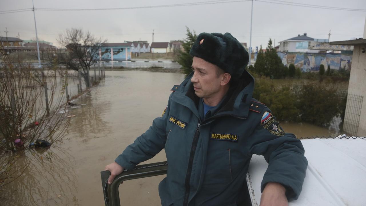 Un employé du ministère russe des situations d'urgence constate une inondation en Crimée, le 27 novembre 2023. [Keystone - AP Photo]