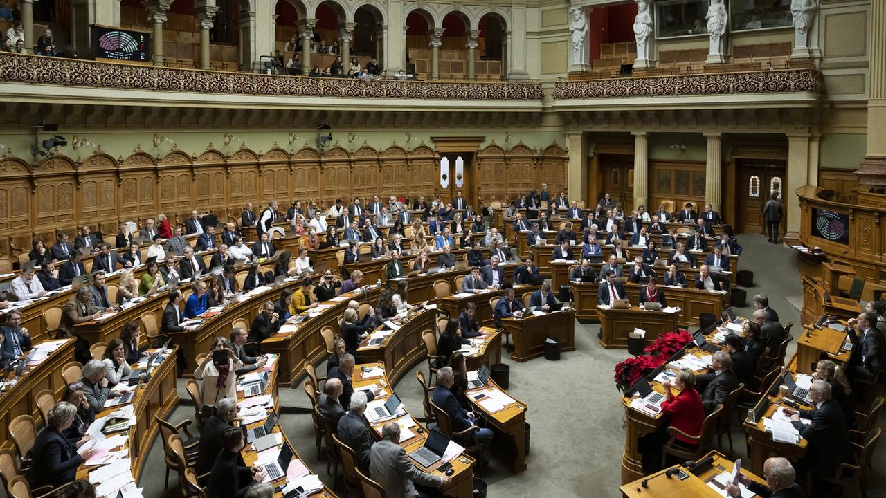 Les parlementaires votent lors de la session d'hiver des Chambres fédérales, le mardi 13 décembre 2022 au Conseil national à Berne. [Keystone - Anthony Anex]