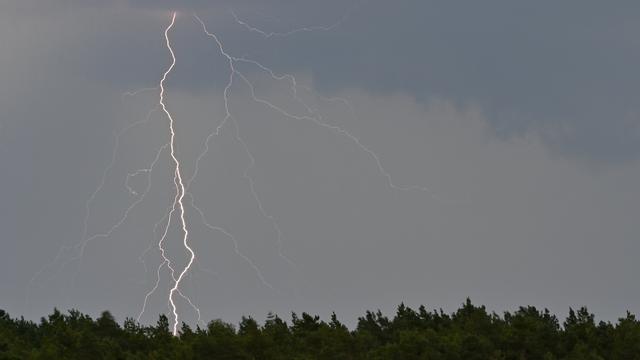 Quatre personnes ont été foudroyées vendredi matin à Ménières (FR). [Keystone - DPA/Patrick Pleul]