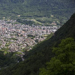 En Lombardie, région limitrophe du Tessin, la police nord-italienne affirme que les forêts de la frontière sont devenue une plaque tournante du commerce et du trafic de drogue. [Keystone - Peter Klaunzer]