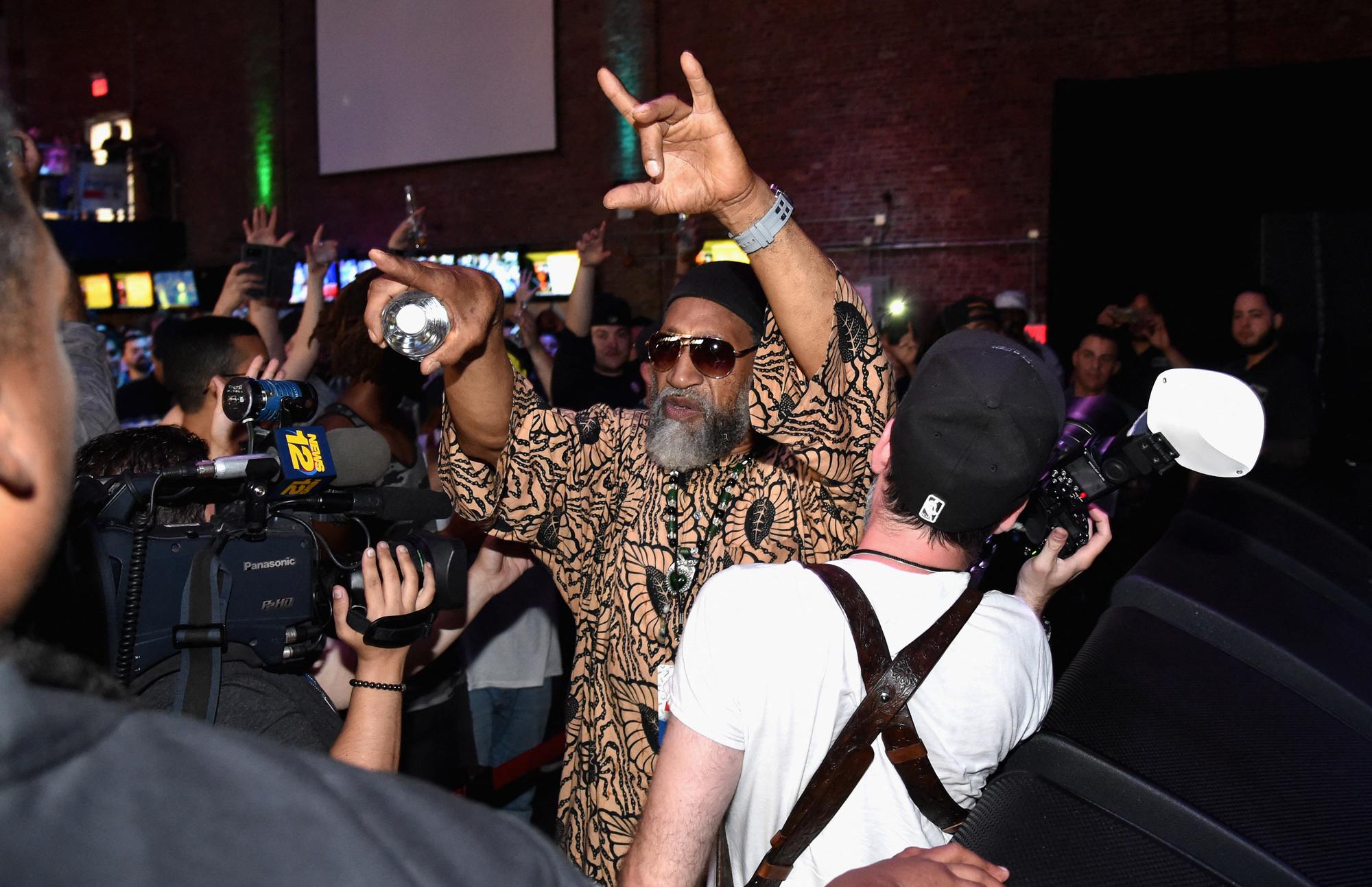 DJ Kool Herc, photographié ici en août 2017 à New York, est considéré comme le père fondateur de la musique hip-hop. [AFP - Bryan Bedder/Getty Images]