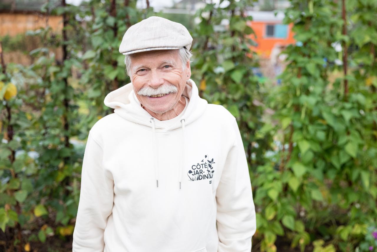 Jacques Maillard est notre jardinier aventurier. Avec lui, vous ne vous ennuierez jamais. Il explore le jardin comme les routes du monde avec curiosité, simplicité et sincérité. Le fribourgeois s’intéresse à tous les courants de l’horticulture actuelle, avec la distance et le bon sens terrien qui le caractérise. Pour toutes vos questions potagères, Jacques est une source inépuisable d’idées et de conseils. [© Guillaume Perret]