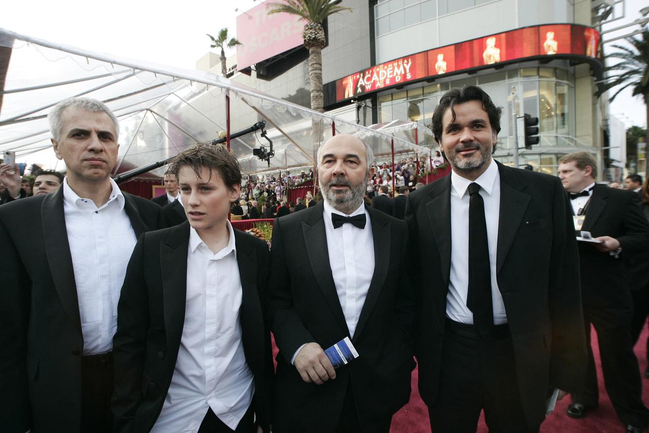 Le compositeur Bruno Coulais, les acteurs Jean-Baptiste Maunier et Gérard Jugnot ainsi que le réalisateur des "Choristes" Christophe Barratier sur le tapis rouge de la cérémonie des Oscars, à Los Angeles, le 27 février 2005. [AFP - JOEL SAGET]