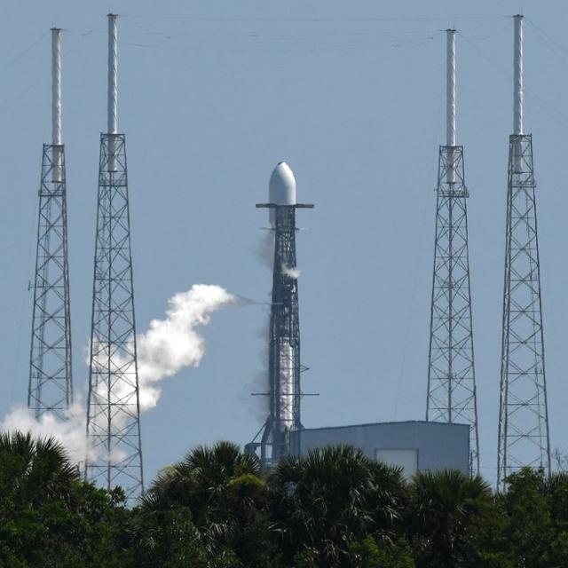 Le Falcon 9 de SpaceX, qui emporte dans sa coiffe le satellite Euclid de l'Agence spatiale européenne, quelques secondes avant son décollage. Cap Canaveral, Floride, le 1er juillet 2023. [Anadolu Agency via AFP - Paul Hennessy]