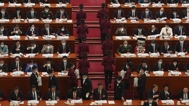 Des hôtesses servent du thé aux délégués du Congrès du Parti communiste chinois, le 5 mars 2023. [Keystone/AP Photo - Ng Han Guan]