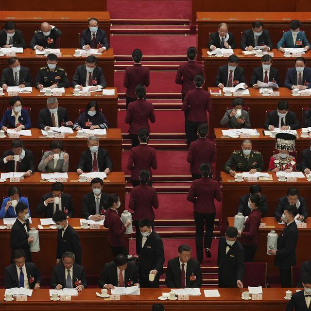 Des hôtesses servent du thé aux délégués du Congrès du Parti communiste chinois, le 5 mars 2023. [Keystone/AP Photo - Ng Han Guan]