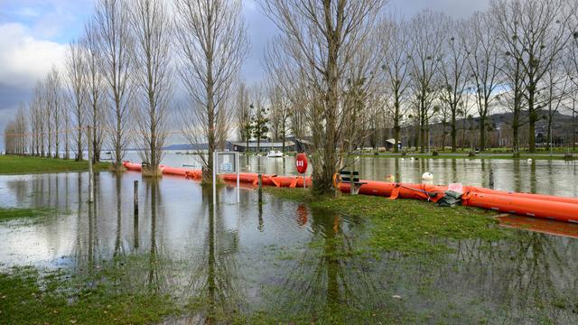 La rive inondée du lac de Neuchâtel photographiée à Yverdon-les-Bains le 14 décembre 2023. [Keystone - Jean-Christophe Bott]