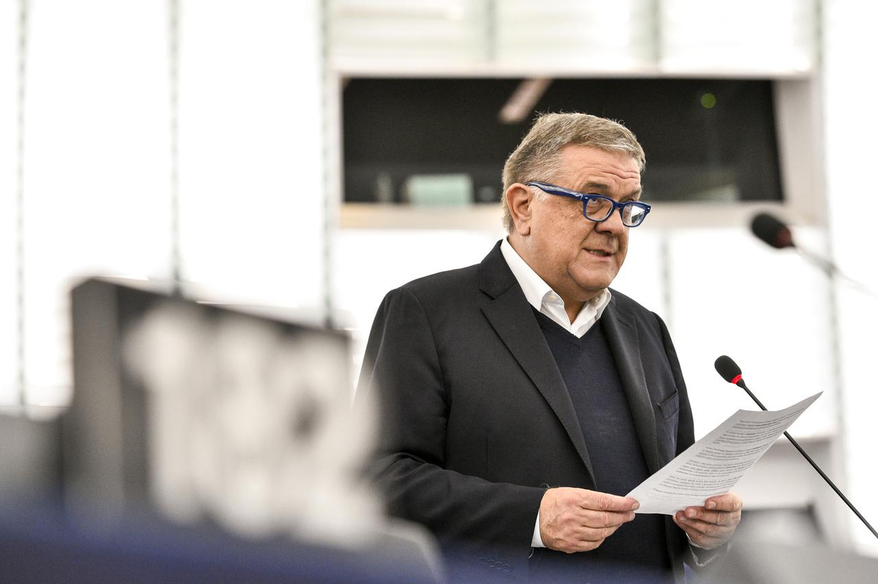 Pier Antonio Panzeri s'adresse à une séance plénière à Strasbourg, en France, le 26 mars 2019. [Keystone - Marc Dossman/Parlement européen via AP]