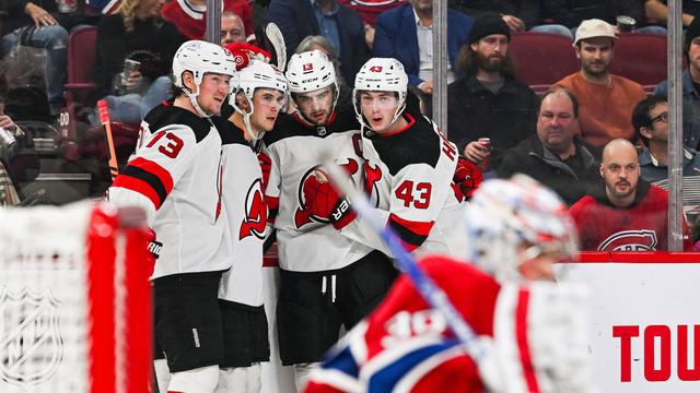 La joie des Devils après le but de Nico Hischier (no13, troisième en partant de la gauche). [Imago - David Kirouac]