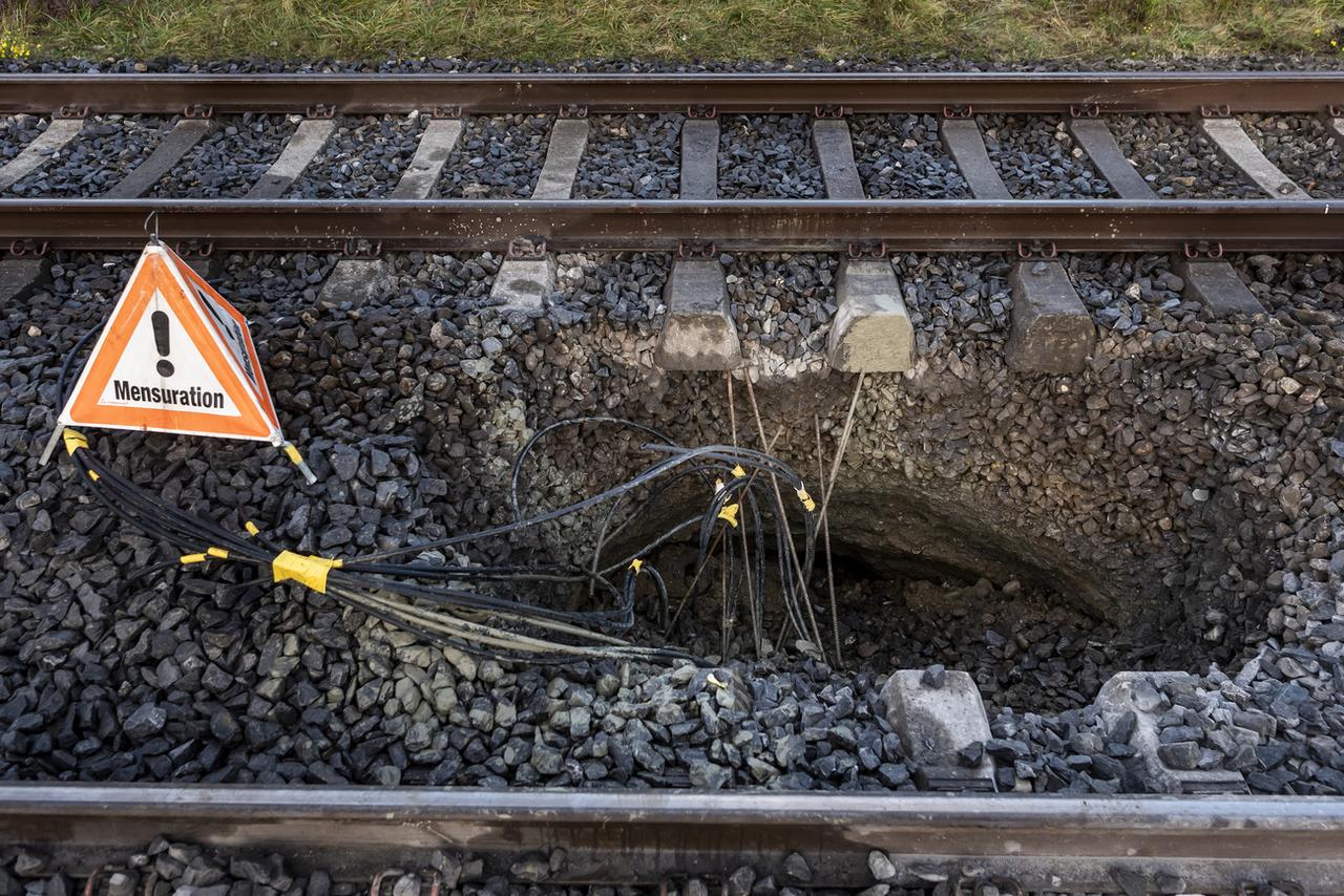 Tolochenaz, 10 novembre 2021. Un trou en bordure de voie perturbe le trafic ferrovaire entre Lausanne et Genève. La Suisse romande prend alors conscience de la précarité de cette ligne, qui connecte les deux pôles lémaniques, mais n'a pas de dédoublement en cas de problème. [Keystone - Jean-Christophe Bot]