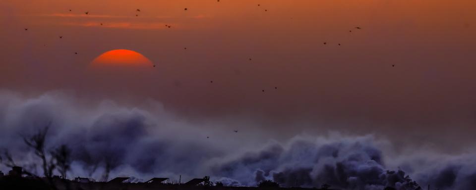 Le soleil se couche sur la bande de Gaza après de nouvelles frappes israéliennes sur le nord du territoire. [EPA / Keystone - Hannibal Hanschike]