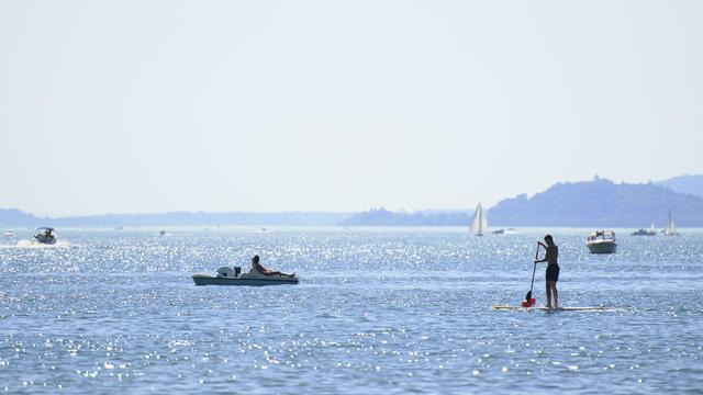 La baignade est déconseillée dans le port de Vigneules à Bienne après la présence d'algues bleues. (Image d'illustration) [Keystone - Manuel Lopez]