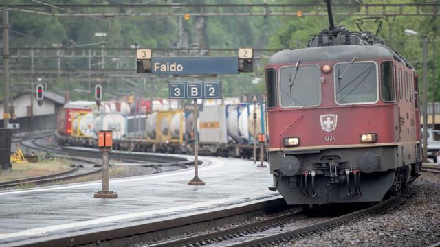 Un train marchandise passant à travers la garde de Faido (TI). [Keystone/Ti-Press - Pablo Gianinazzi]