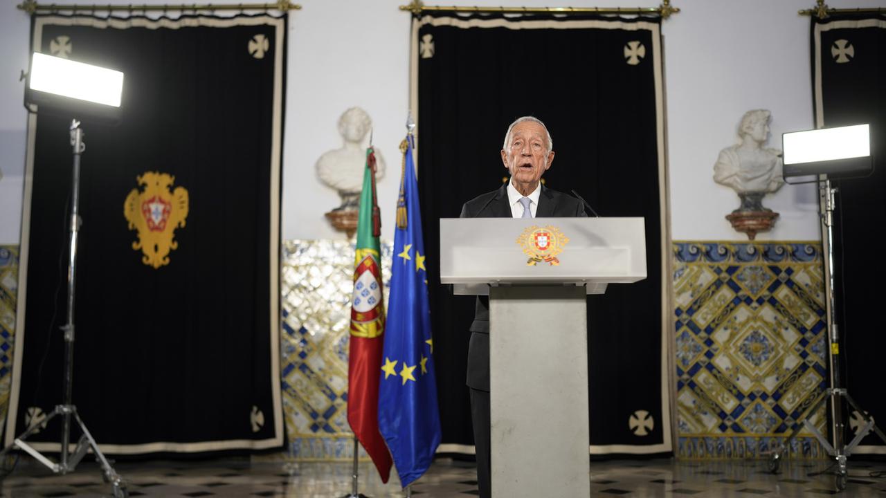 Le président portugais Marcelo Rebelo de Sousa s'est adressé au peuple pour annoncer la date des élections législatives anticipées. [AP Photo / Keystone - Armando Franca]