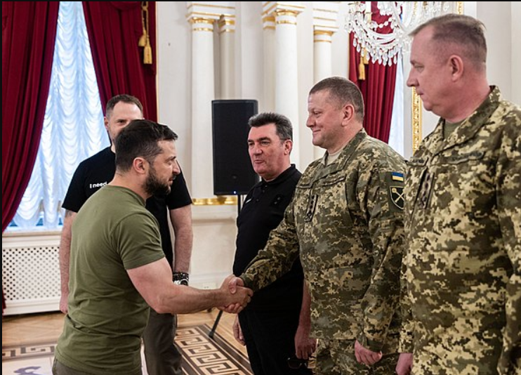Volodymyr Zelensky serre la main du commandant en chef des forces armées ukrainiennes, Valeri Zaloujny, en octobre 2022. [president.gov.ua]
