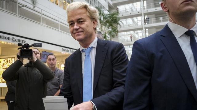 Aux Pays-Bas, les sondages à la sortie des urnes suggèrent une victoire de l'extrême droite de Wilders. [Keystone - Mike Corder]