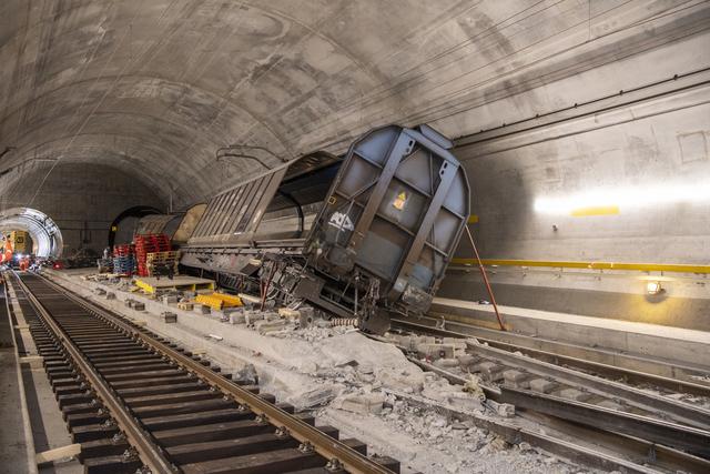 Des wagons de marchandises accidentés dans le tunnel de base du Gothard, lors d'une visite de presse sur le lieu de l'accident, le mercredi 6 septembre 2023 à Faido dans le canton du Tessin. [Keystone - Urs Flueeler]