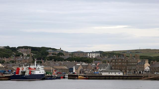 Vue générale du front de mer à Kirkwall le 6 septembre 2021. [AFP - ADRIAN DENNIS]