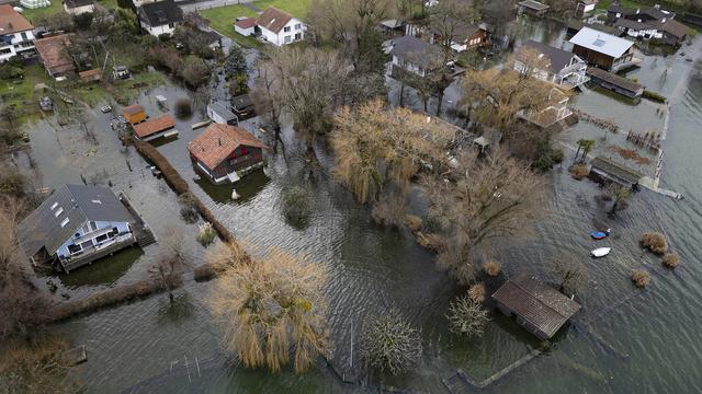 Des maisons inondées au bord du lac de Bienne. [Keystone - Anthony Anex]