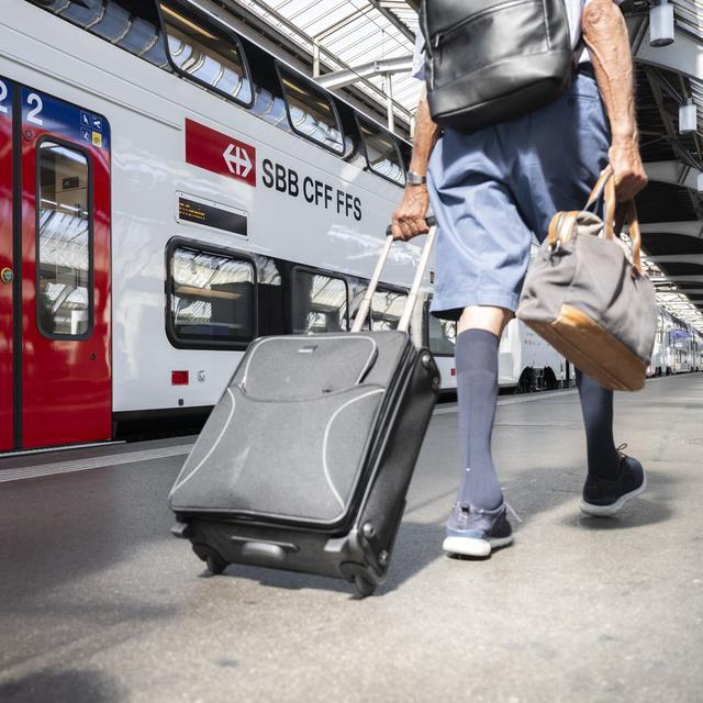 Le train est souvent plus cher que l'avion selon une étude de Greenpeace. [Keystone - Ennio Leanza]