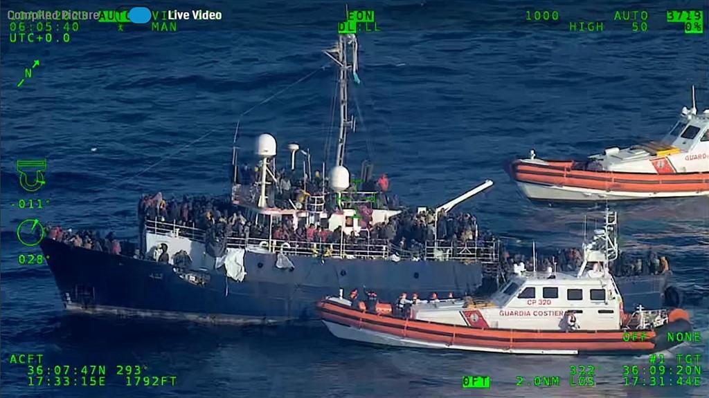 Le bateau de pêche avec 800 personnes à bord escorté par les garde-côtes italiens, 10.04.2023. [Guardia Costiera/AFP]