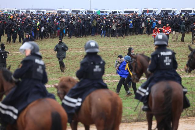 La police empêche les manifestants d'entrer dans la zone de Lützerath. [Keystone/DPA - Oliver Berg]