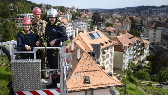 Viola Amherd a rendu visite aux militaires engagés à La Chaux-de-Fonds, ravagée par une tempête en juillet. [Keystone - Laurent Gillieron]